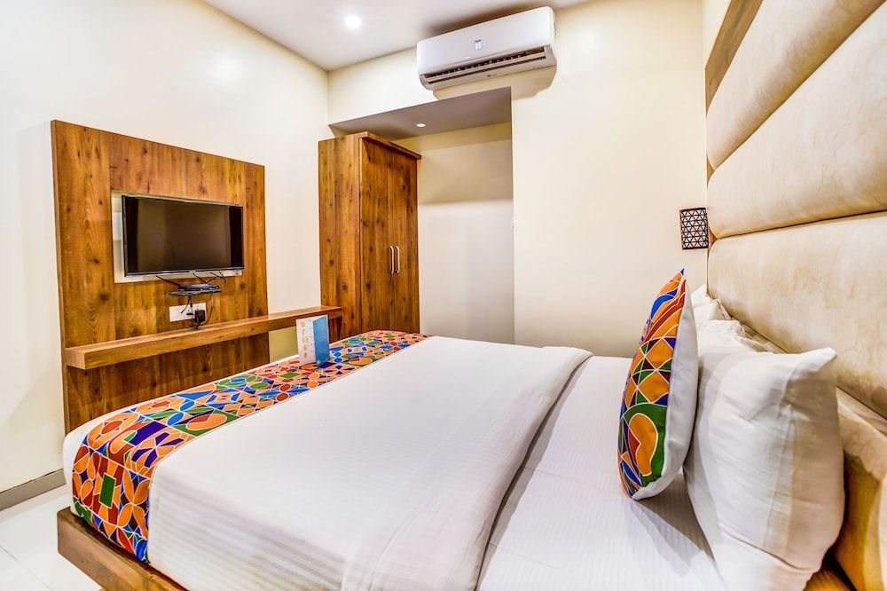 FabHotel Adlon International Deluxe Room 2