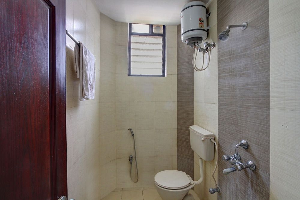 OYO 11585 Hotel Shreenithi Deluxe Double or Twin Room, 1 Queen Bed 12