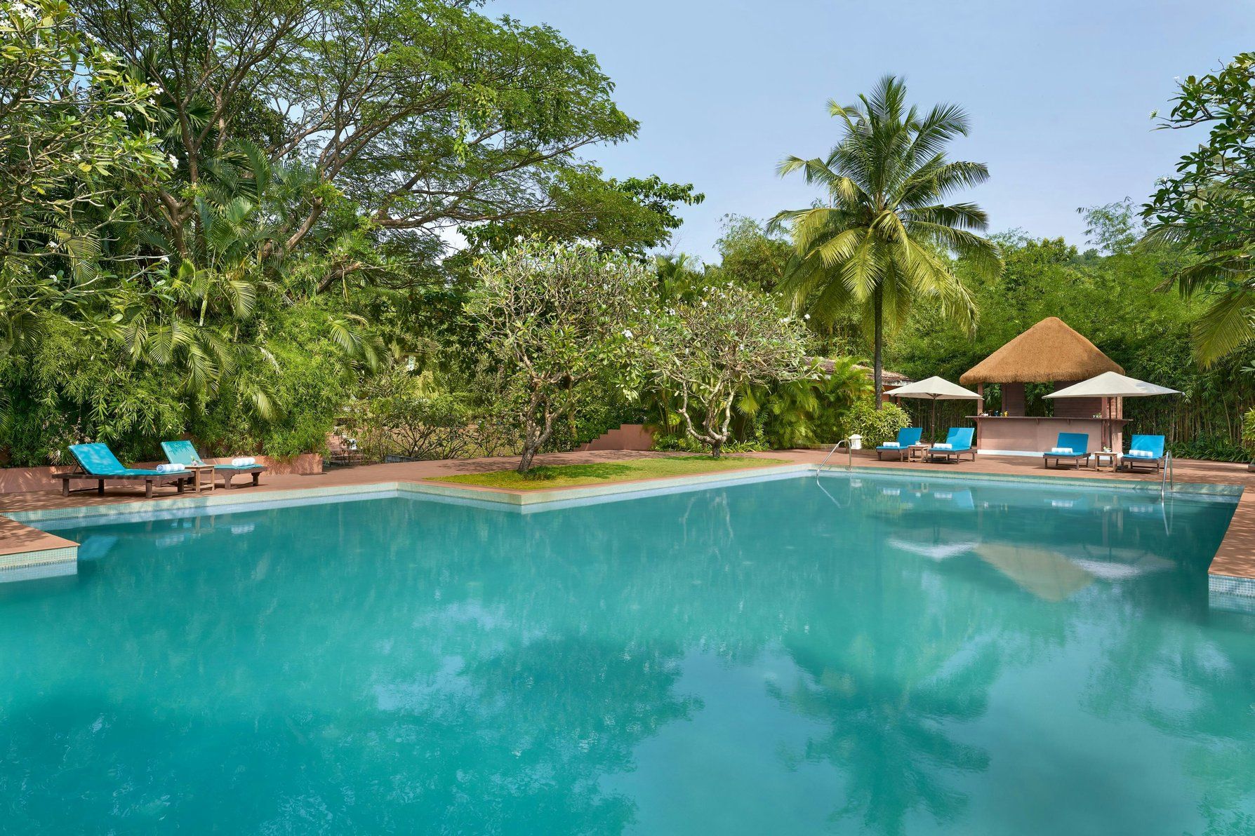Swimming Pool - Outdoor - Sun Loungers