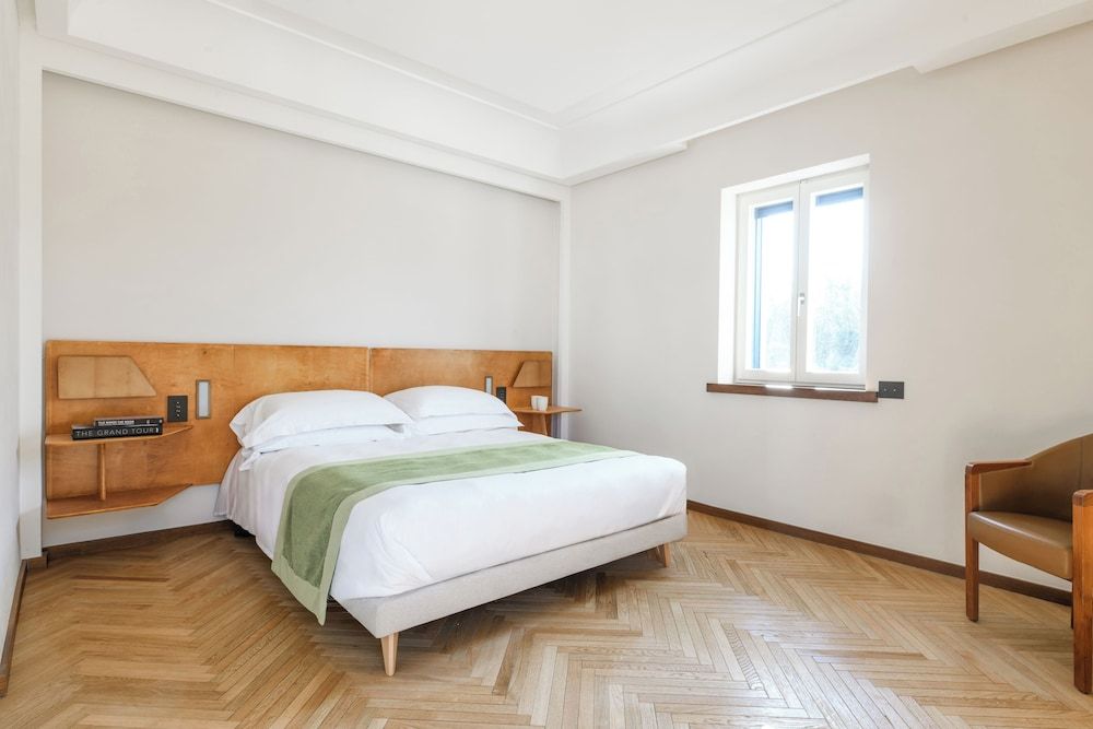 Room (Q. Rovigliano apt)