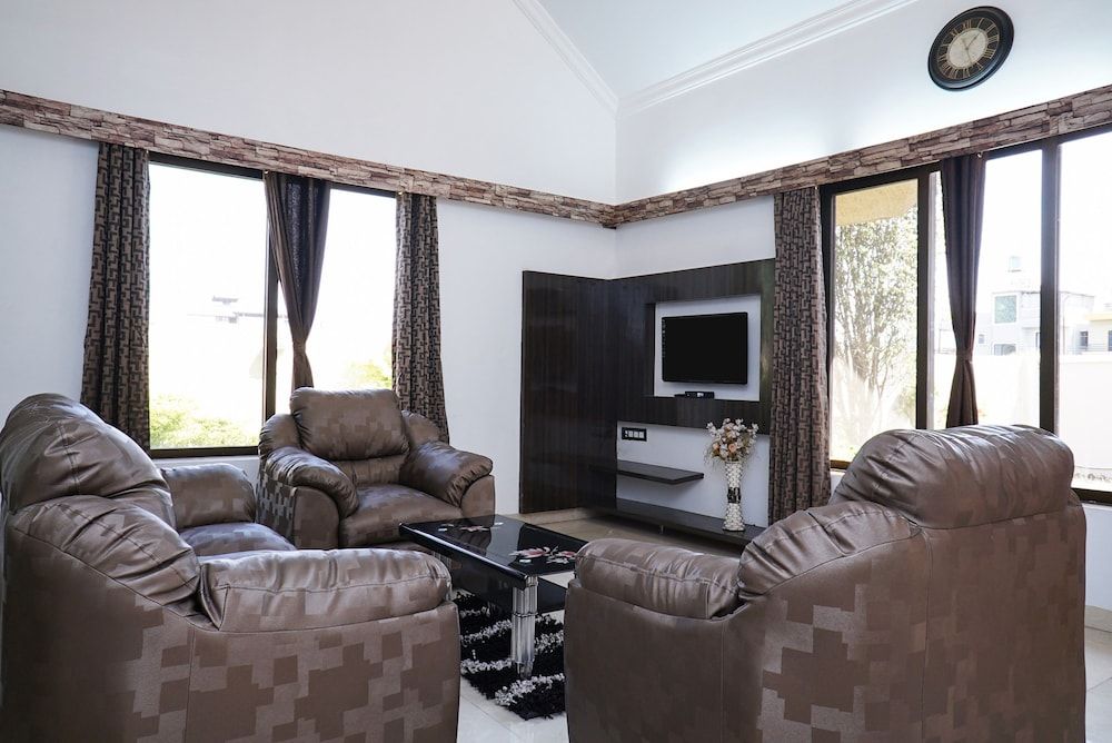 OYO 22738 Home Gorgeous 4BHK Lonavala Double or Twin Room 16