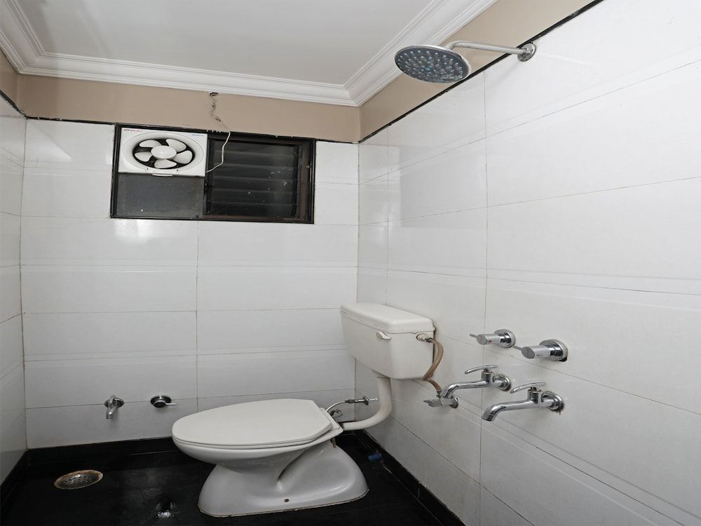 undefined OYO 13392 Hotel Neeraj 4