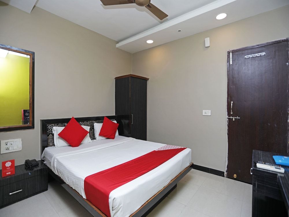 undefined OYO 13392 Hotel Neeraj 3