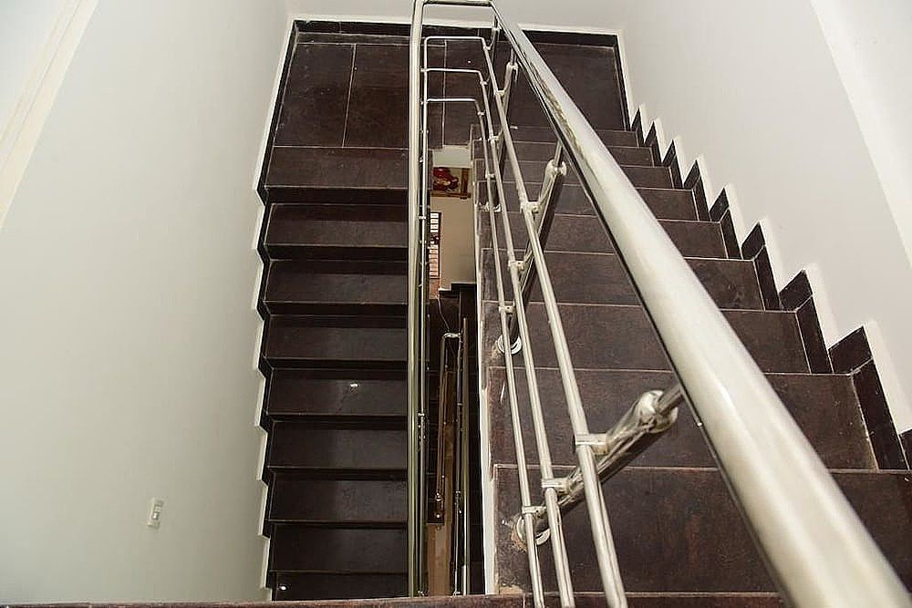 Side Image 1