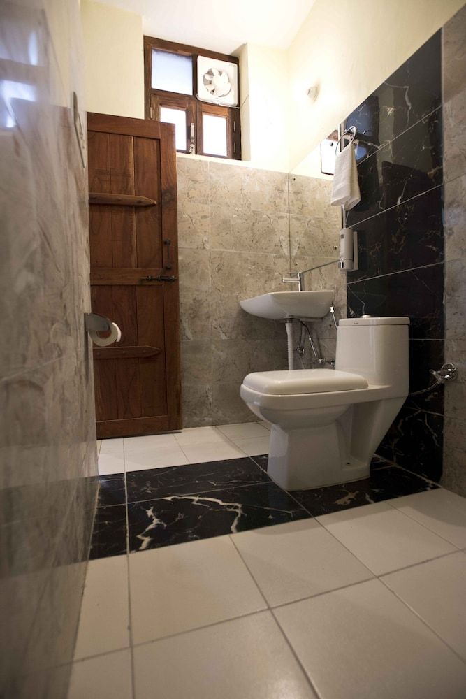 Corbett Riviera Deluxe Room 6