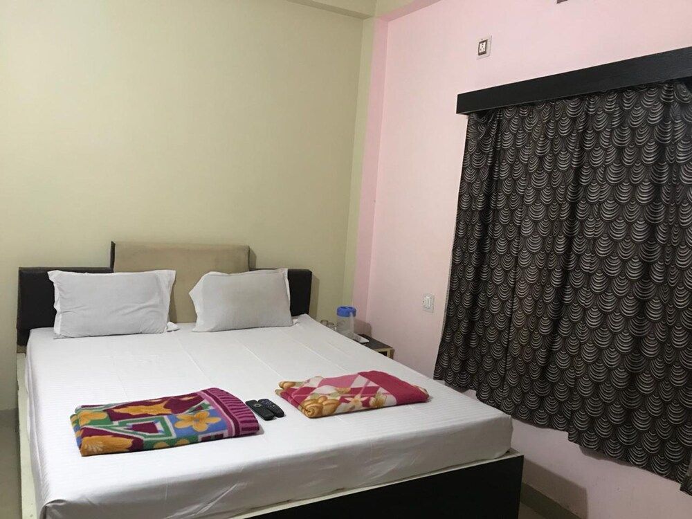 Goroomgo Gouri Palace Puri Deluxe Double Room 7