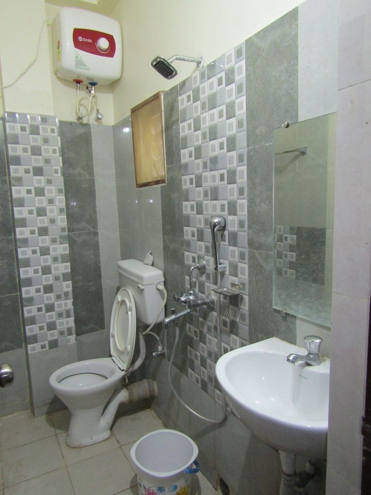 Goroomgo Gouri Palace Puri Deluxe Double Room 9