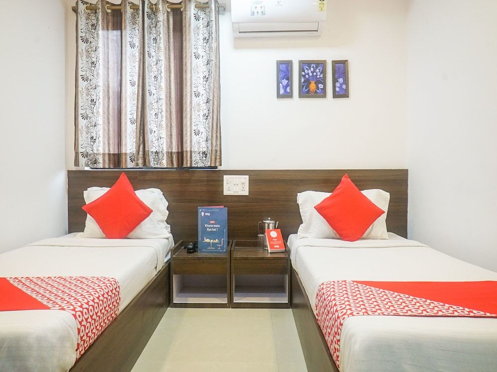 OYO 15988 Soberdreams Service Apartment Double Room 2