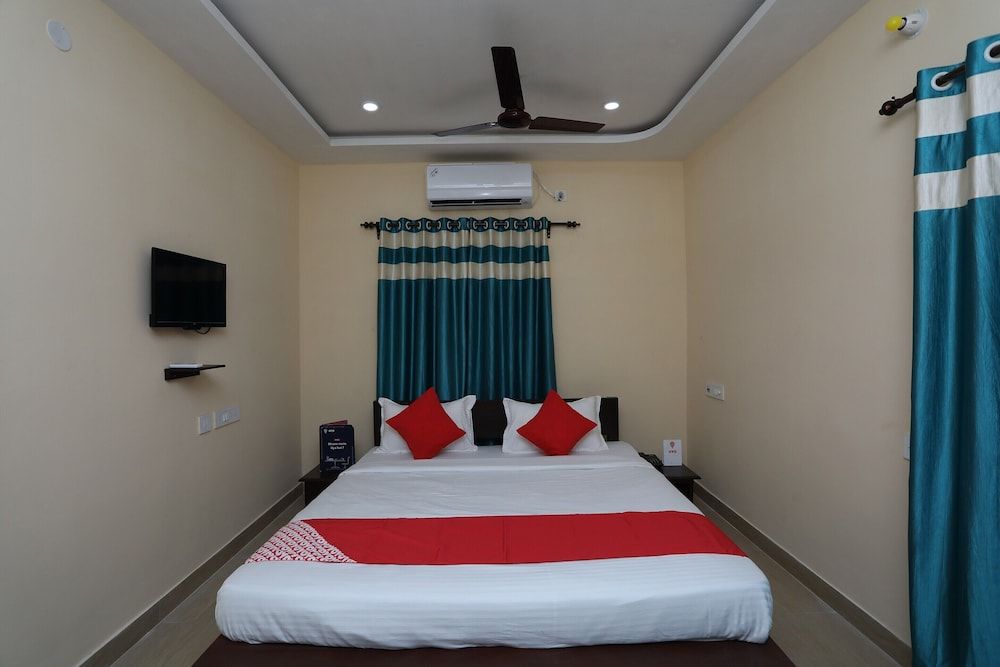 Collection O 17376 Adda New Town Deluxe Double or Twin Room, 1 King Bed 2