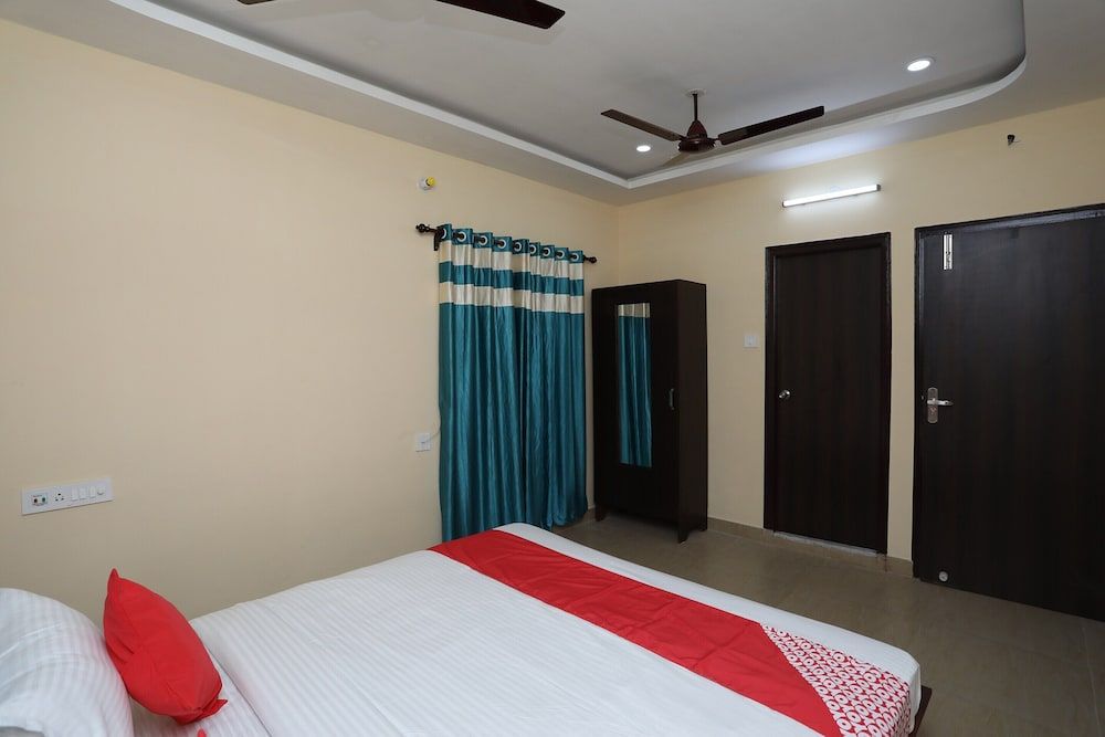Collection O 17376 Adda New Town Deluxe Double or Twin Room, 1 King Bed 3