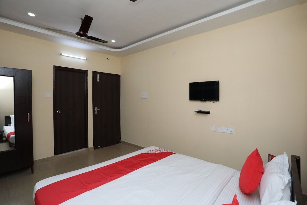 Collection O 17376 Adda New Town Deluxe Double or Twin Room, 1 King Bed 5