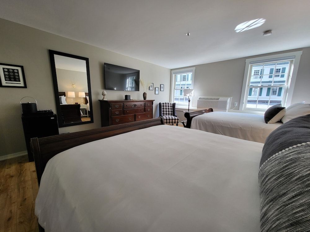 Main Inn - 2 Queen Beds (No Pets)