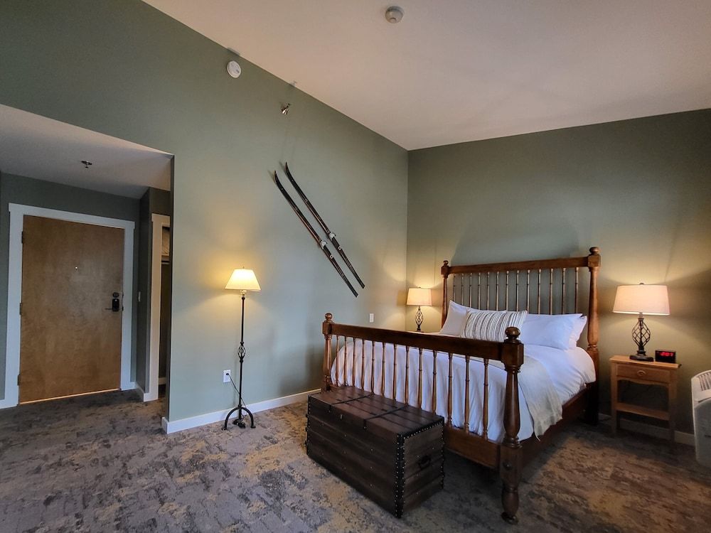 The Stowe Village Inn Main Inn - 1 Queen Bed w/Balcony (No Pets) 2