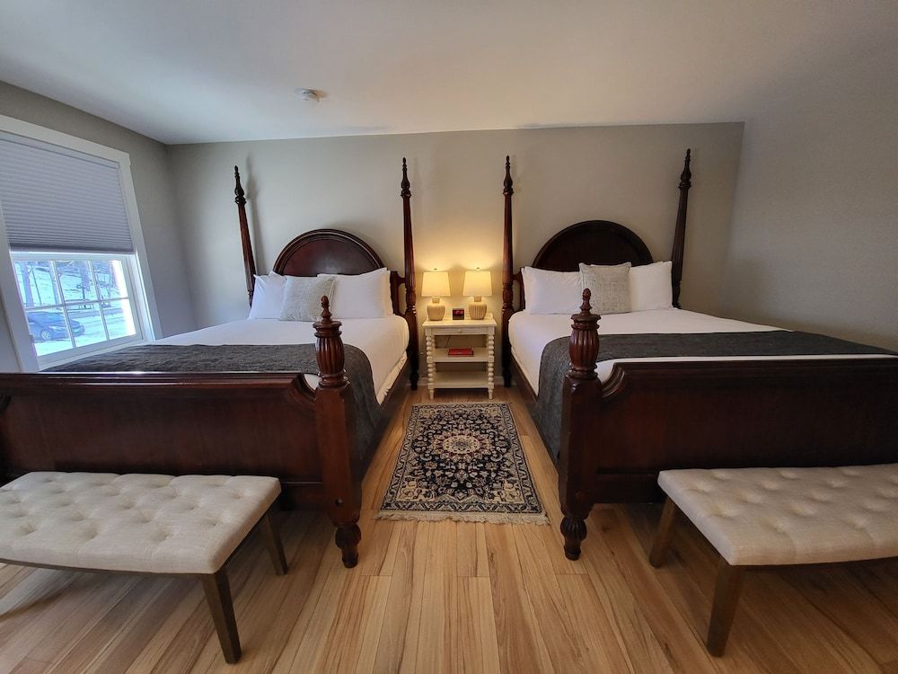 Main Inn - 2 Queen Beds (No Pets)
