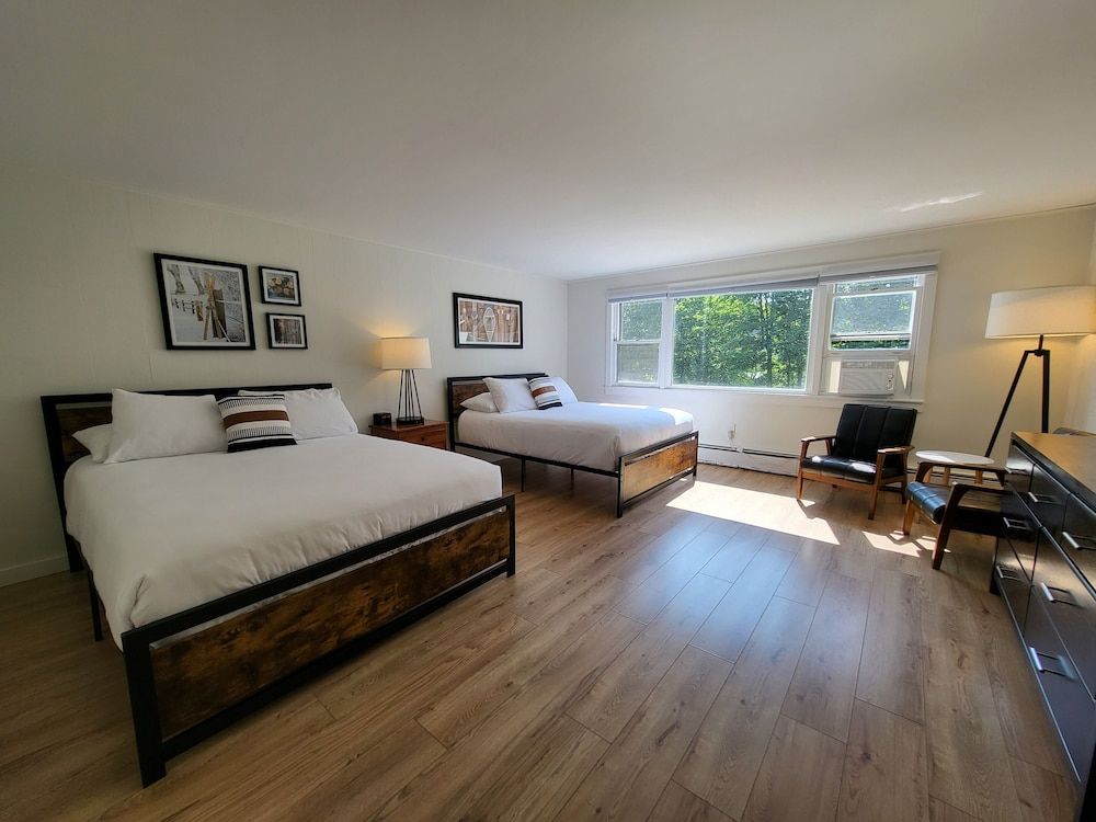 The Stowe Village Inn Main Inn - 1 Queen Bed (No Pets) 2