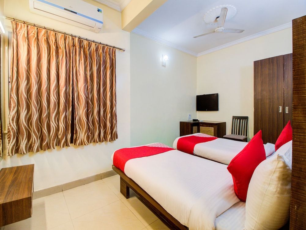 OYO Flagship 36693 Hotel Royal Enclave Double or Twin Room 5