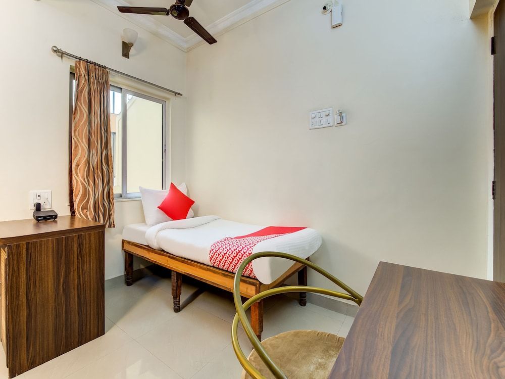 OYO Flagship 36693 Hotel Royal Enclave Double or Twin Room 13