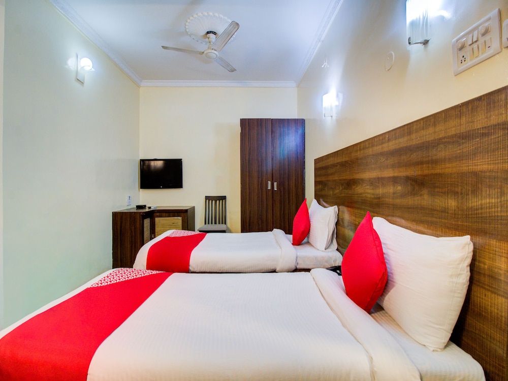 OYO Flagship 36693 Hotel Royal Enclave Double or Twin Room 16