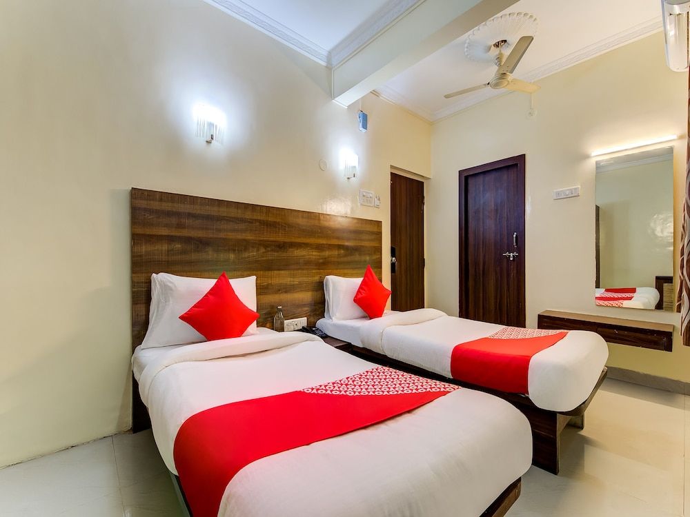 OYO Flagship 36693 Hotel Royal Enclave Double or Twin Room 7