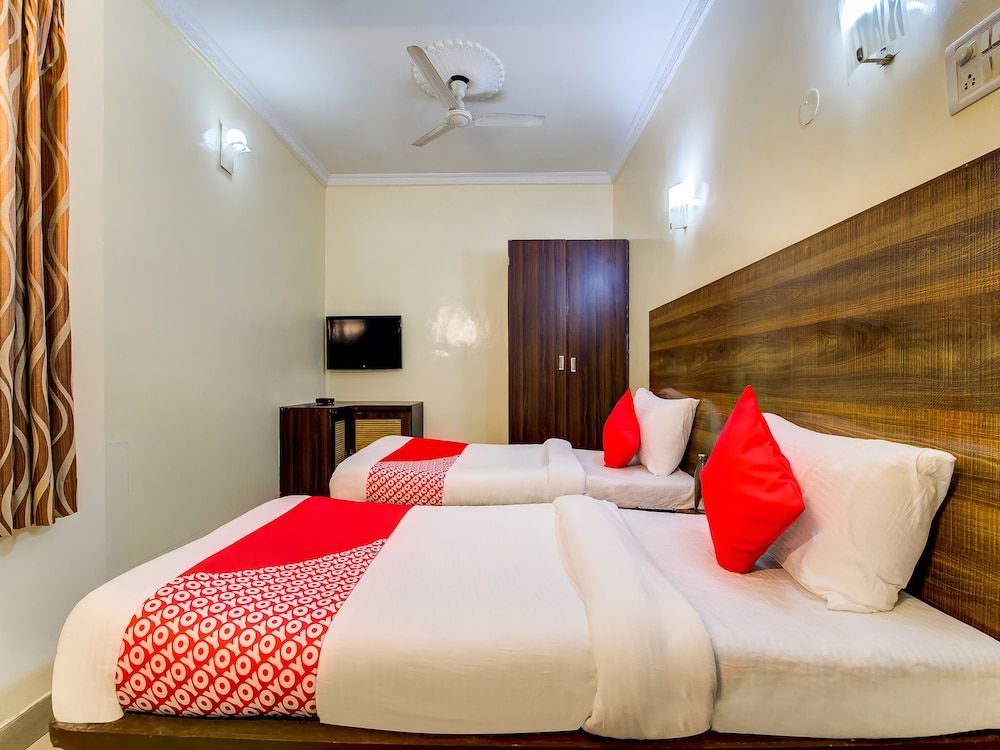 OYO Flagship 36693 Hotel Royal Enclave Double or Twin Room 10