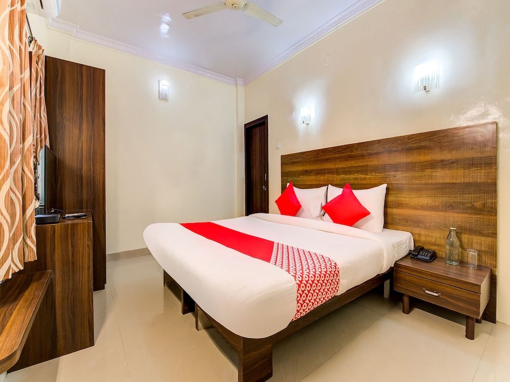 OYO Flagship 36693 Hotel Royal Enclave Double or Twin Room 9