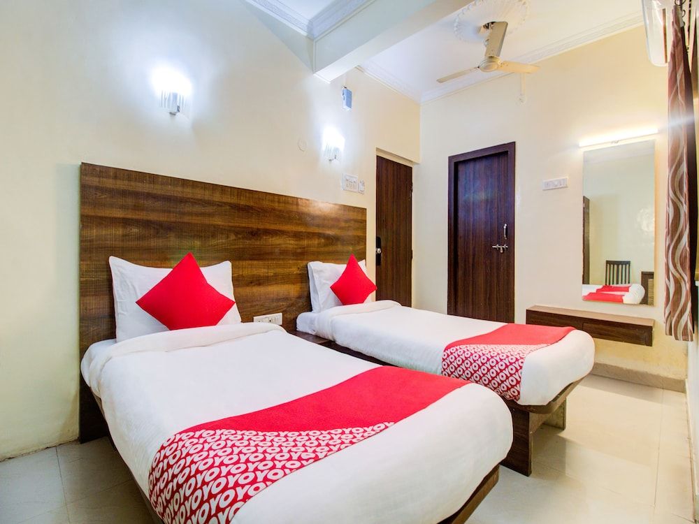 OYO Flagship 36693 Hotel Royal Enclave Double or Twin Room 8