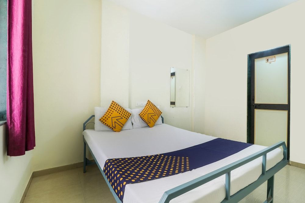 SPOT ON 37095 Sai Sidhi Lodge Room 10