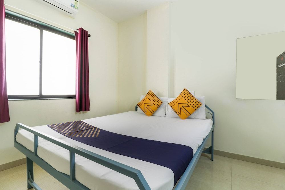 SPOT ON 37095 Sai Sidhi Lodge Room 9