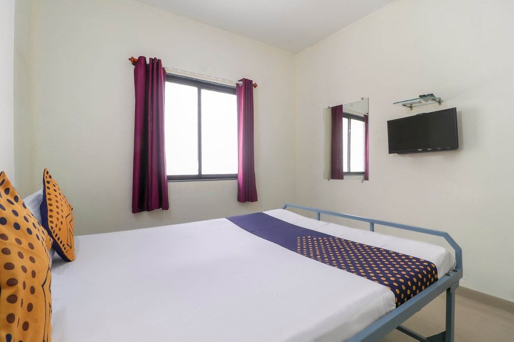 SPOT ON 37095 Sai Sidhi Lodge Room 4