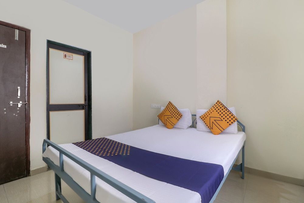 SPOT ON 37095 Sai Sidhi Lodge Room 6