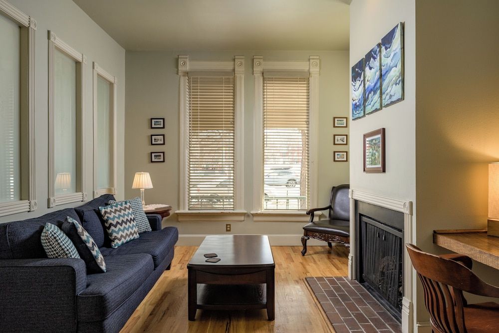 Queen Anne Bed And Breakfast Local Artist Suite #1 4