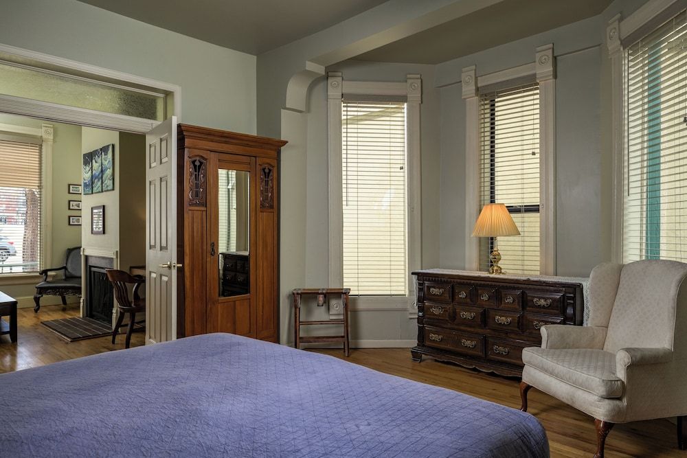 Queen Anne Bed And Breakfast Local Artist Suite #1 5