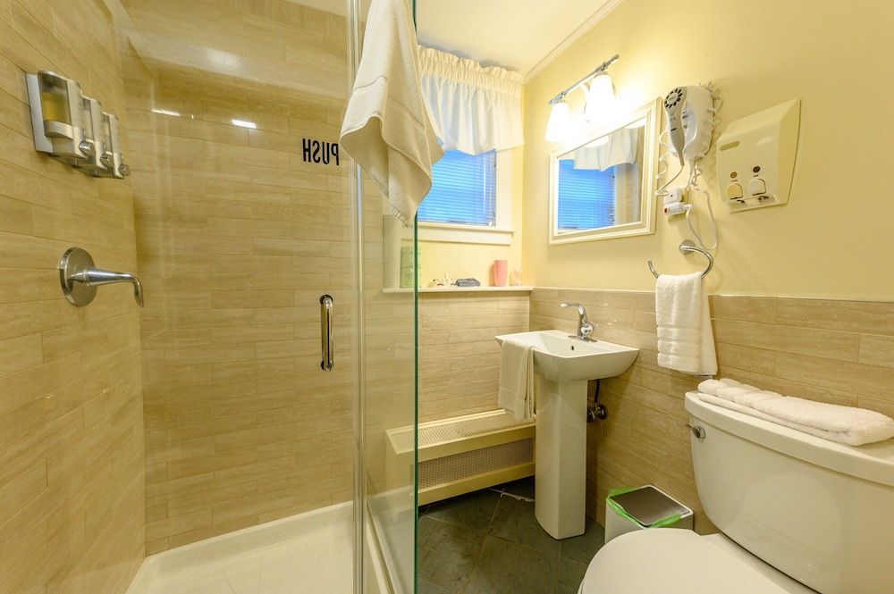 Brass Lantern Inn Economy Double Room (Roundtop Mountain) 3