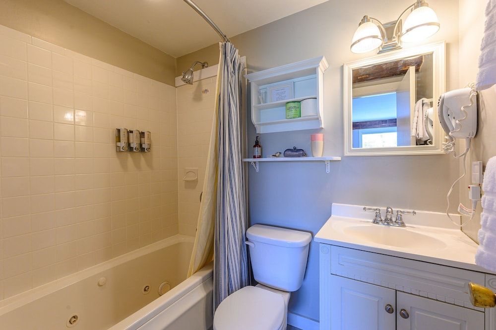 Brass Lantern Inn Comfort Double Room, Fireplace, Mountain View (Mt Clark) 4