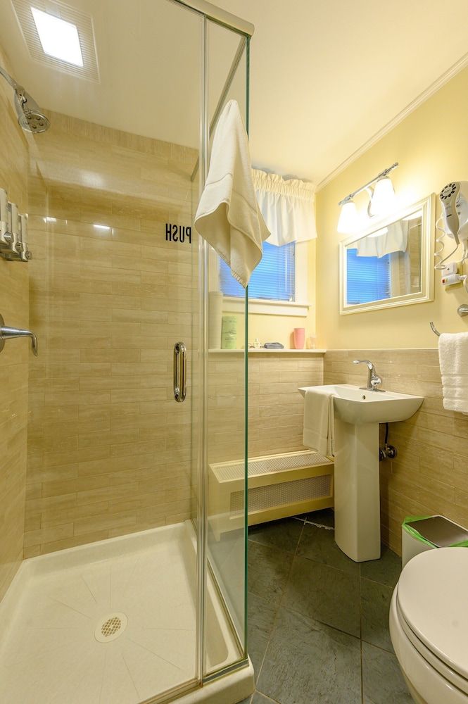 Brass Lantern Inn Economy Double Room (Roundtop Mountain) 4