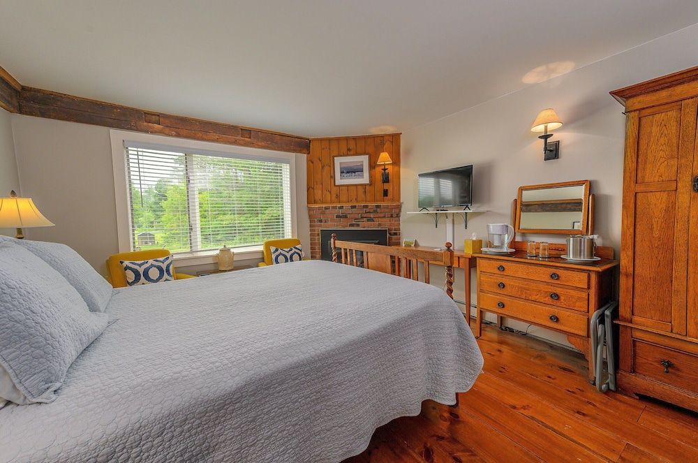 Brass Lantern Inn Comfort Double Room, Fireplace, Mountain View (Mt Clark) 2