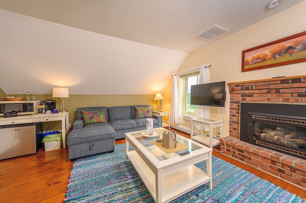 Brass Lantern Inn Deluxe Studio Suite, 1 Queen Bed with Sofa bed, Fireplace, Mountain View (Mt. Mansfield) 5