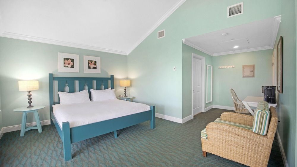 Tranquility Bay Beachfront Hotel and Resort Room, 1 King Bed (Tropical Garden)