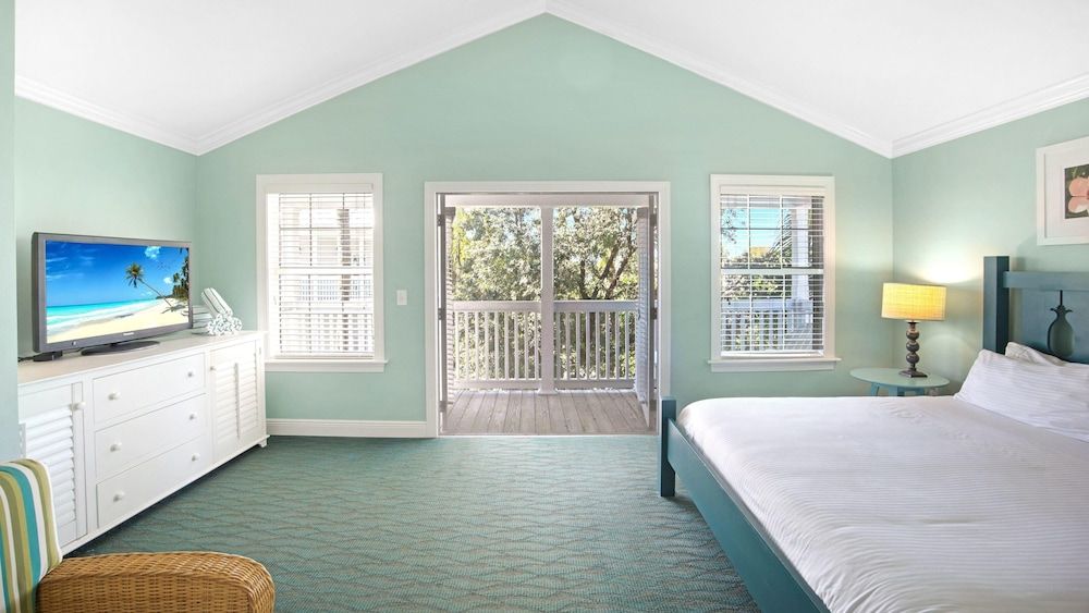 Tranquility Bay Beachfront Hotel and Resort Room, 1 King Bed (Tropical Garden) 2