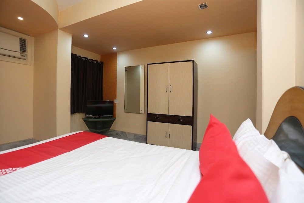 OYO 24907 Hotel California Standard Double Room 6