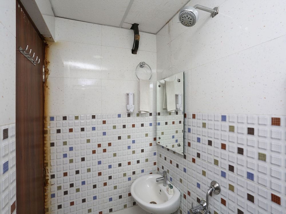 OYO 8961 Hotel RR Palace Double or Twin Room 9