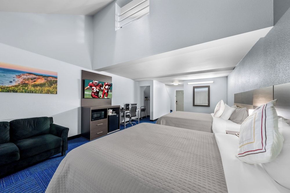 Admiralty Inn & Suites - a Red Collection Hotel Suite (1 King, 2 Queen,Townhouse, Smoke Free) 4