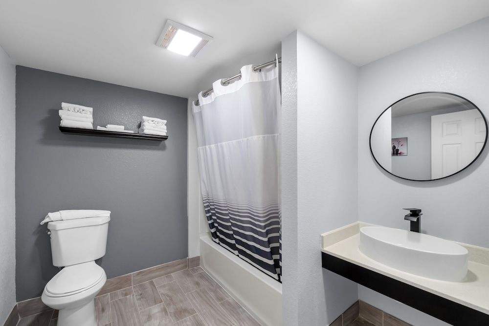 Admiralty Inn & Suites - a Red Collection Hotel Deluxe Room, 2 Queen Beds (Smoke Free) 7