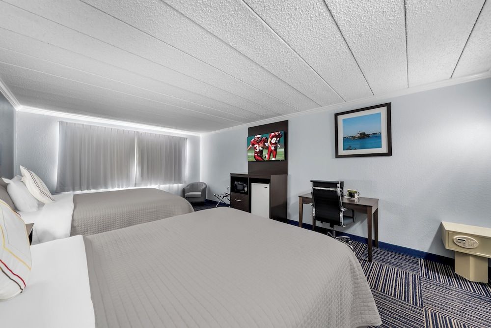 Admiralty Inn & Suites - a Red Collection Hotel Deluxe Room, 2 Queen Beds (Smoke Free) 4