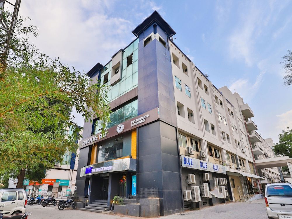 undefined OYO 14942 Hotel Maple Leaf