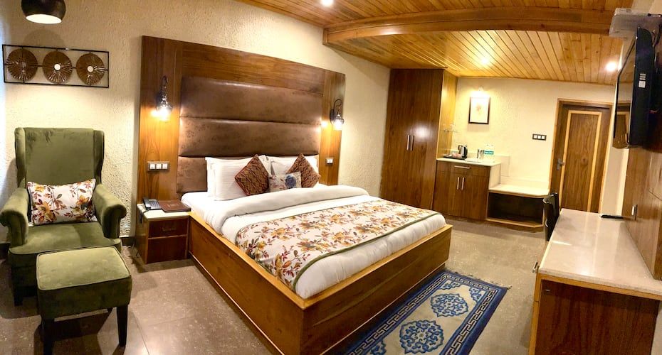 Deluxe Valley View Room