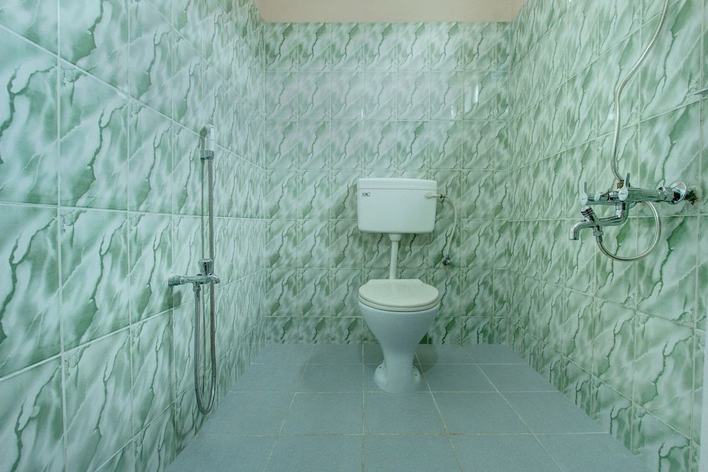 OYO 28833 Joe Grande Deluxe Double or Twin Room, 1 King Bed 4