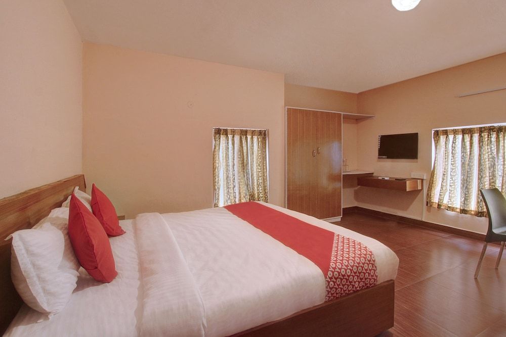 OYO 28833 Joe Grande Deluxe Double or Twin Room, 1 King Bed 3