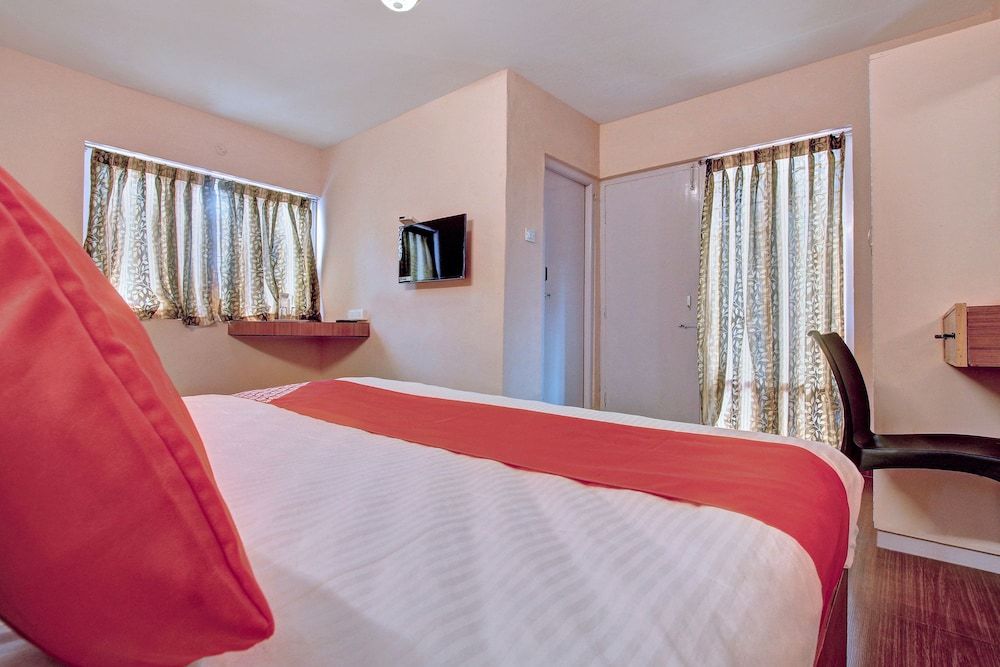 OYO 28833 Joe Grande Deluxe Double or Twin Room, 1 King Bed 2