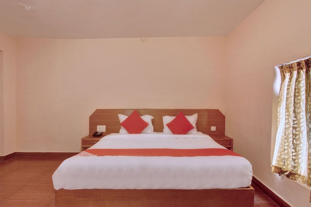 OYO 28833 Joe Grande Standard Room 4